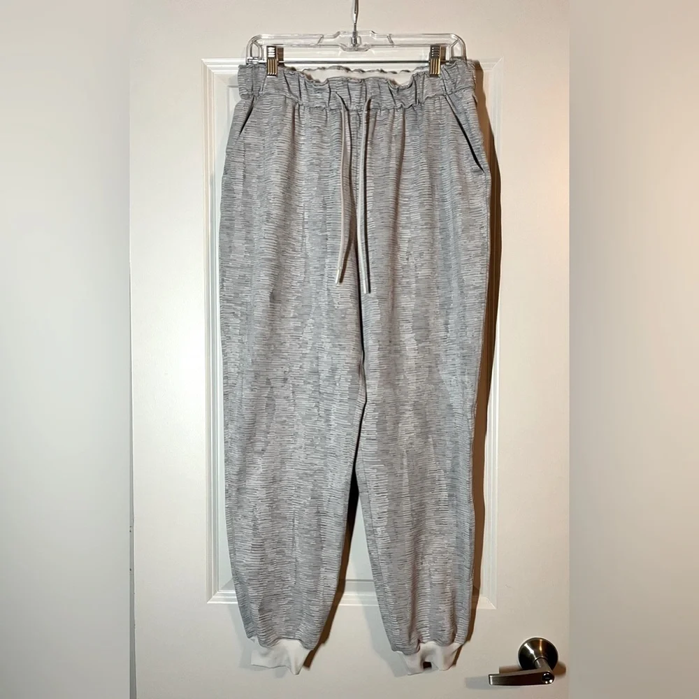 Lululemon Stretch High-Rise Jogger in Linear Tempo Jacquard Silver Drop Vapor 10